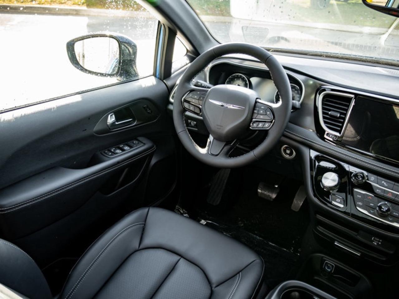 2026 Chrysler Pacifica Select Photo