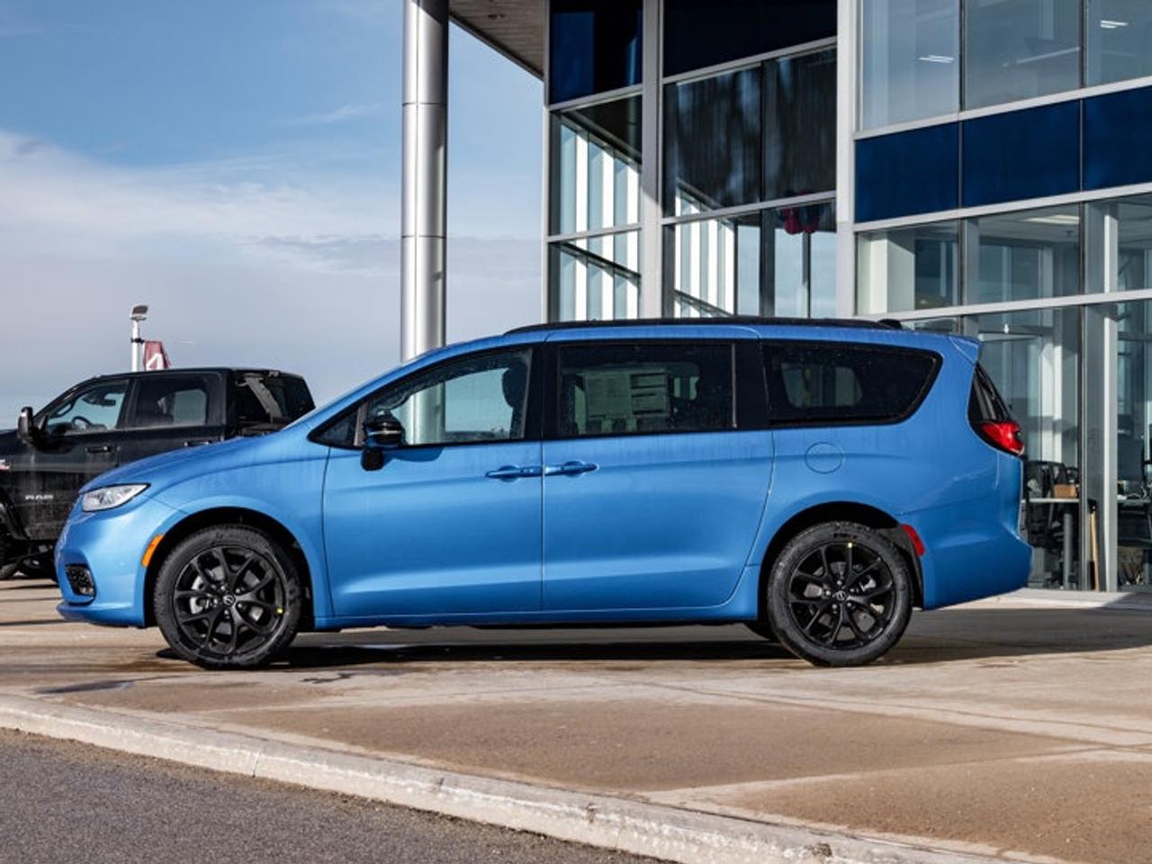 2026 Chrysler Pacifica Select Photo3