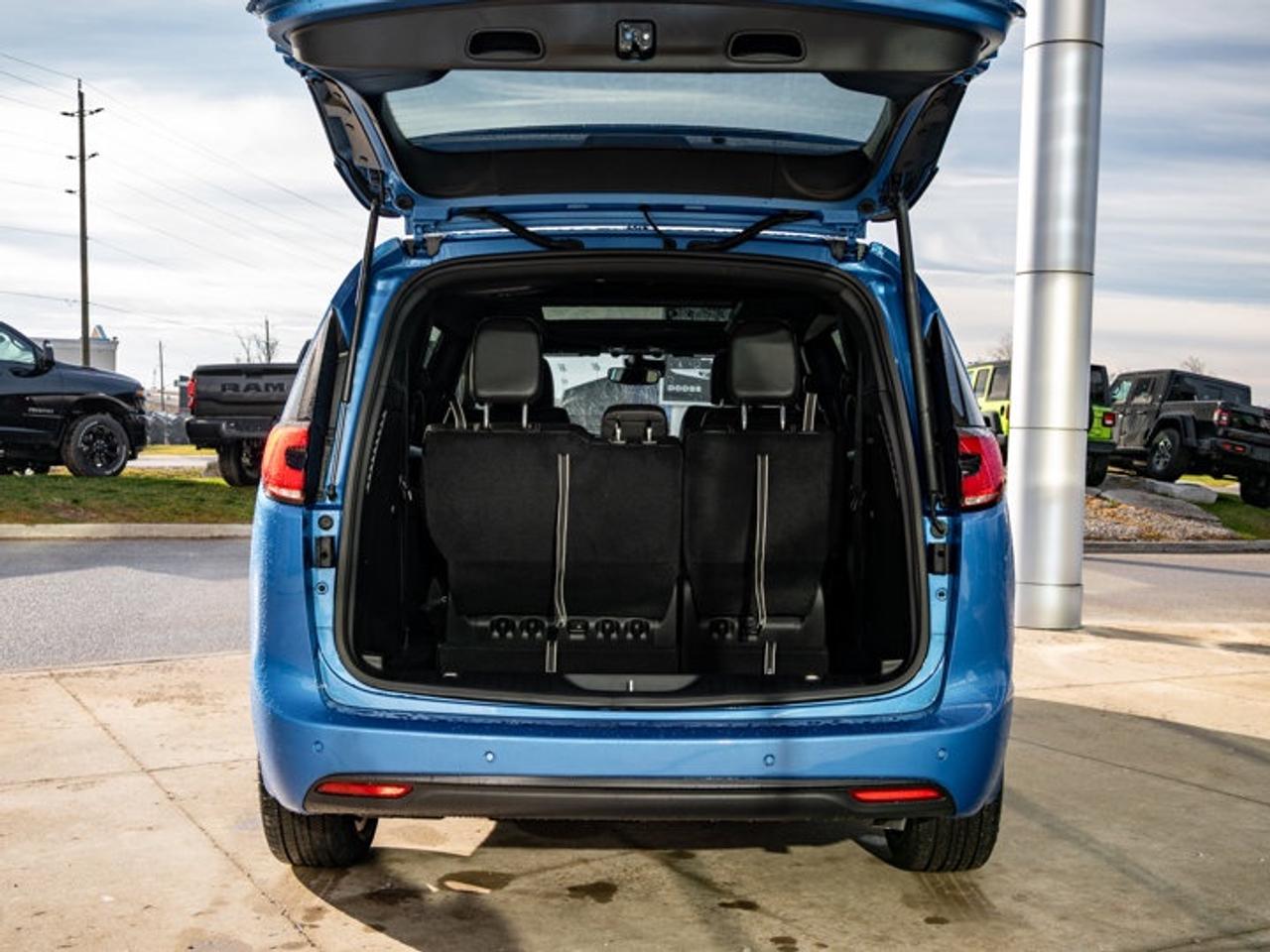 2026 Chrysler Pacifica Select Photo