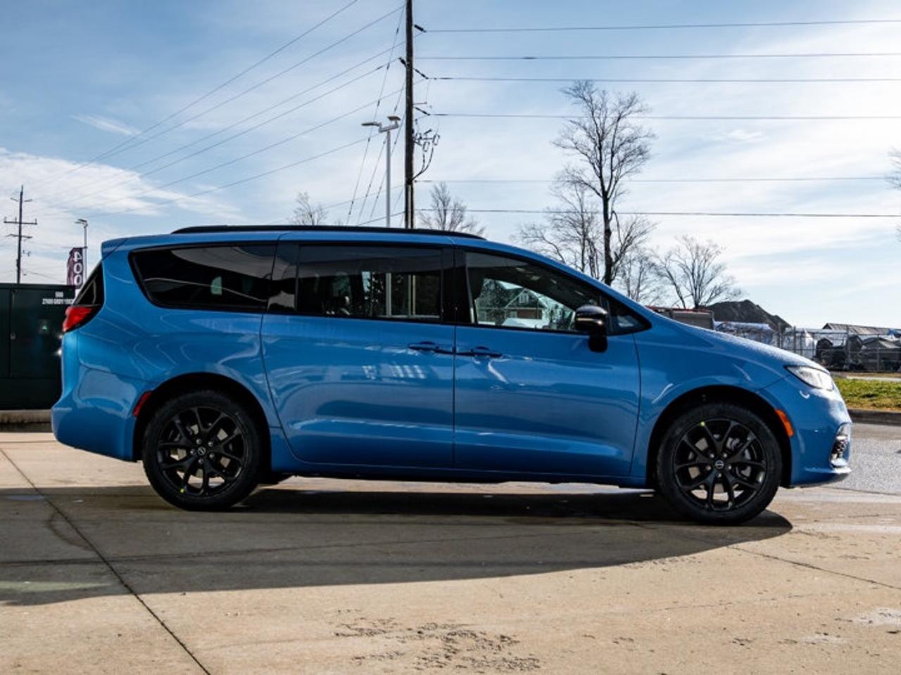 2026 Chrysler Pacifica Select Photo
