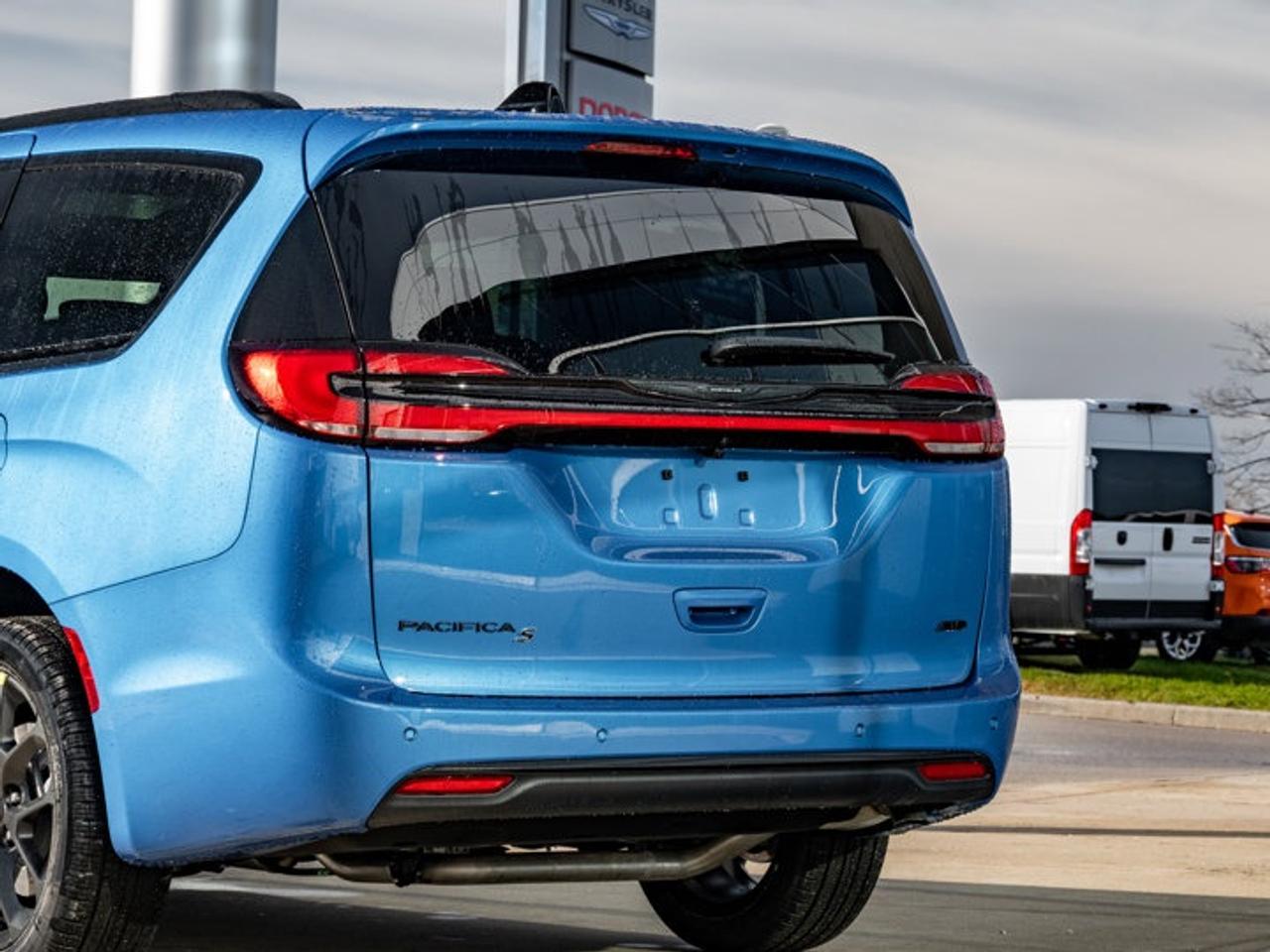 2026 Chrysler Pacifica Select Photo