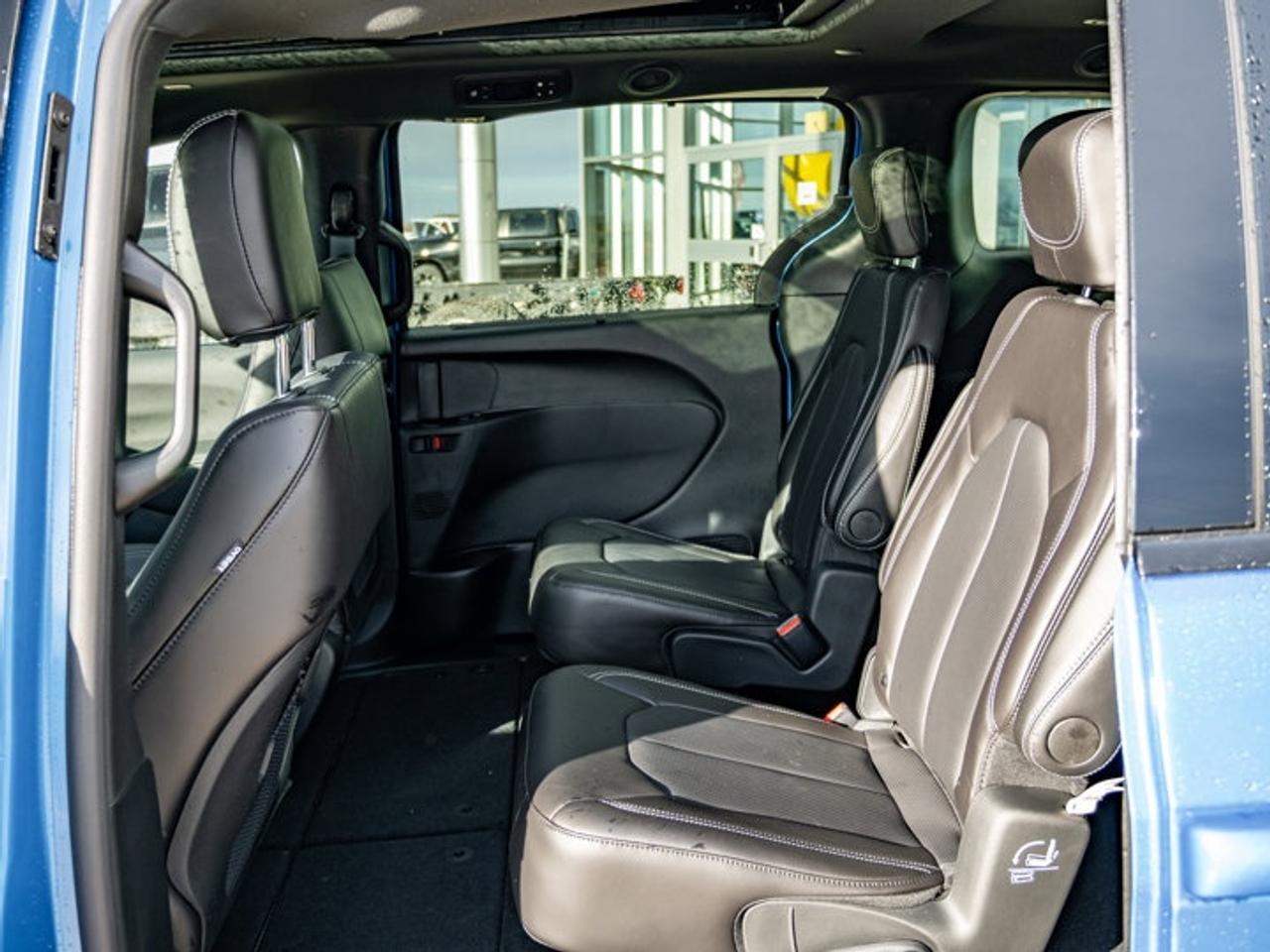 2026 Chrysler Pacifica Select Photo