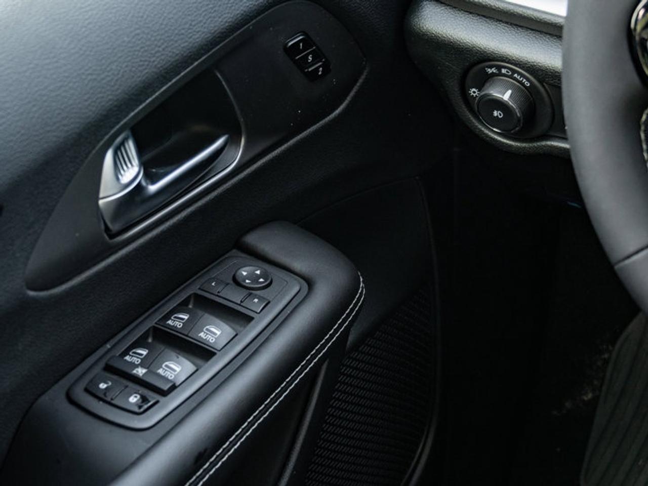 2026 Chrysler Pacifica Select Photo