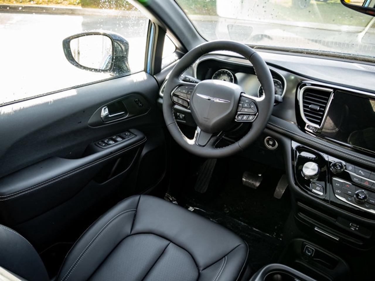 2026 Chrysler Pacifica Select Photo