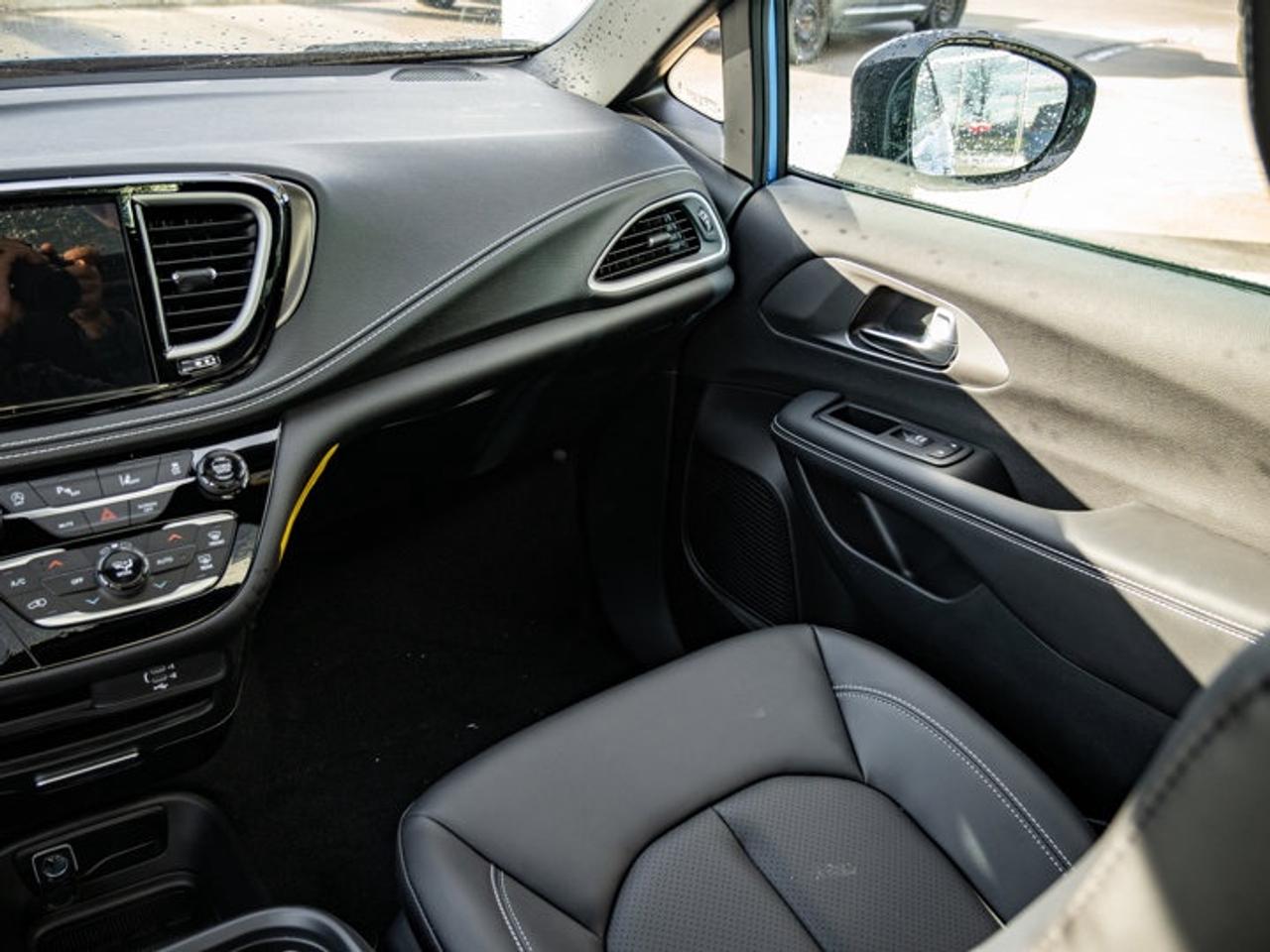 2026 Chrysler Pacifica Select Photo