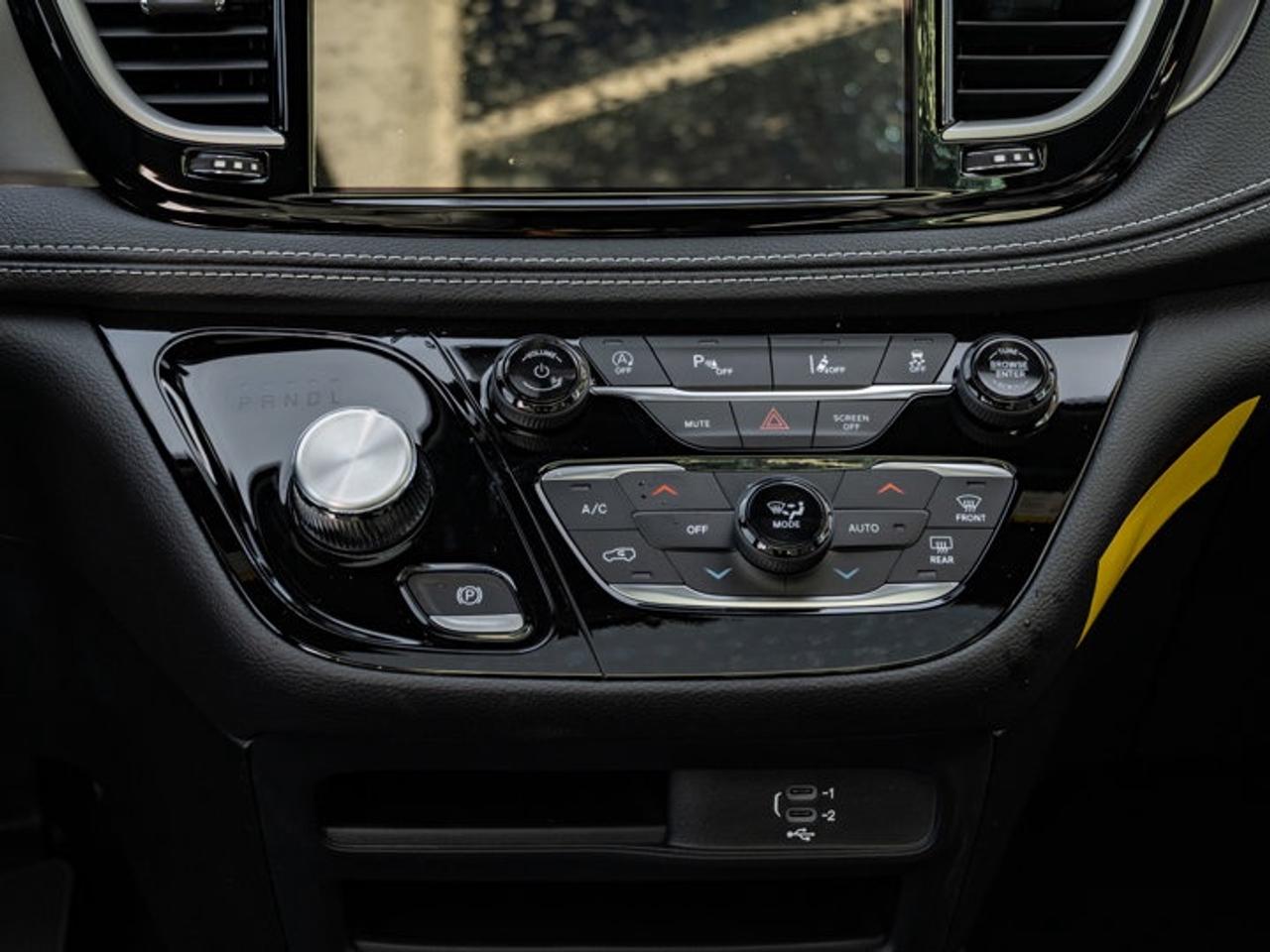 2026 Chrysler Pacifica Select Photo