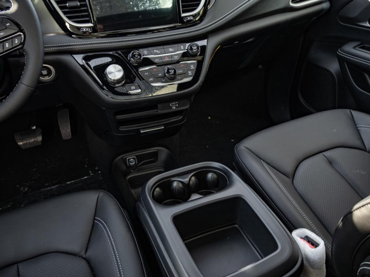 2026 Chrysler Pacifica Select Photo