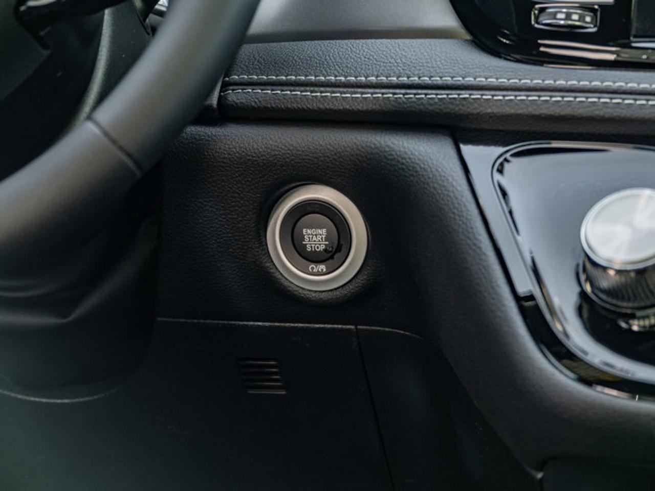 2026 Chrysler Pacifica Select Photo