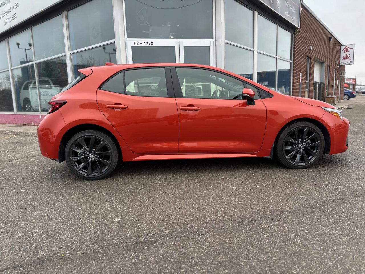 2025 Toyota Corolla Hatchback SE Photo