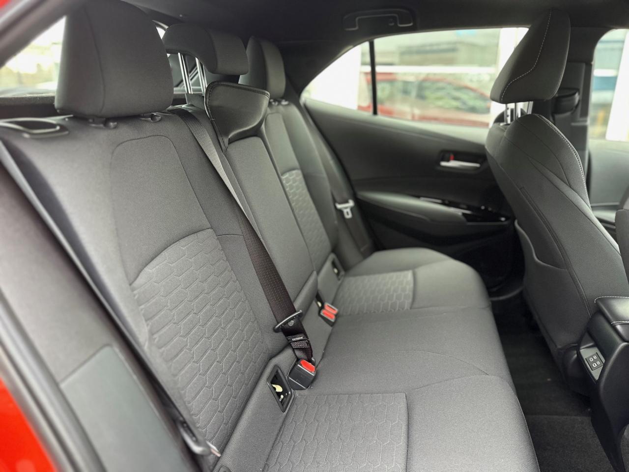 2025 Toyota Corolla Hatchback SE Photo