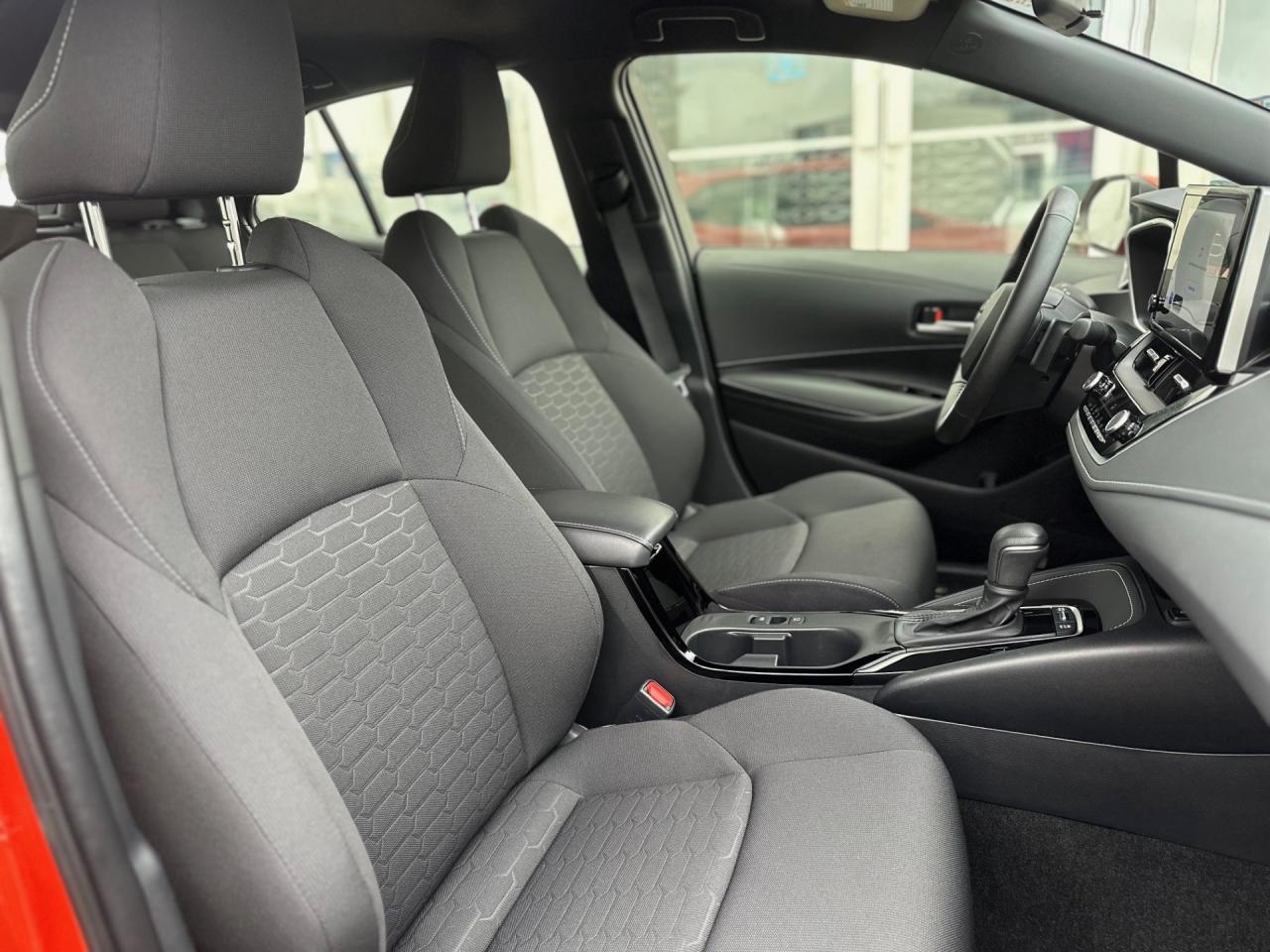 2025 Toyota Corolla Hatchback SE Photo