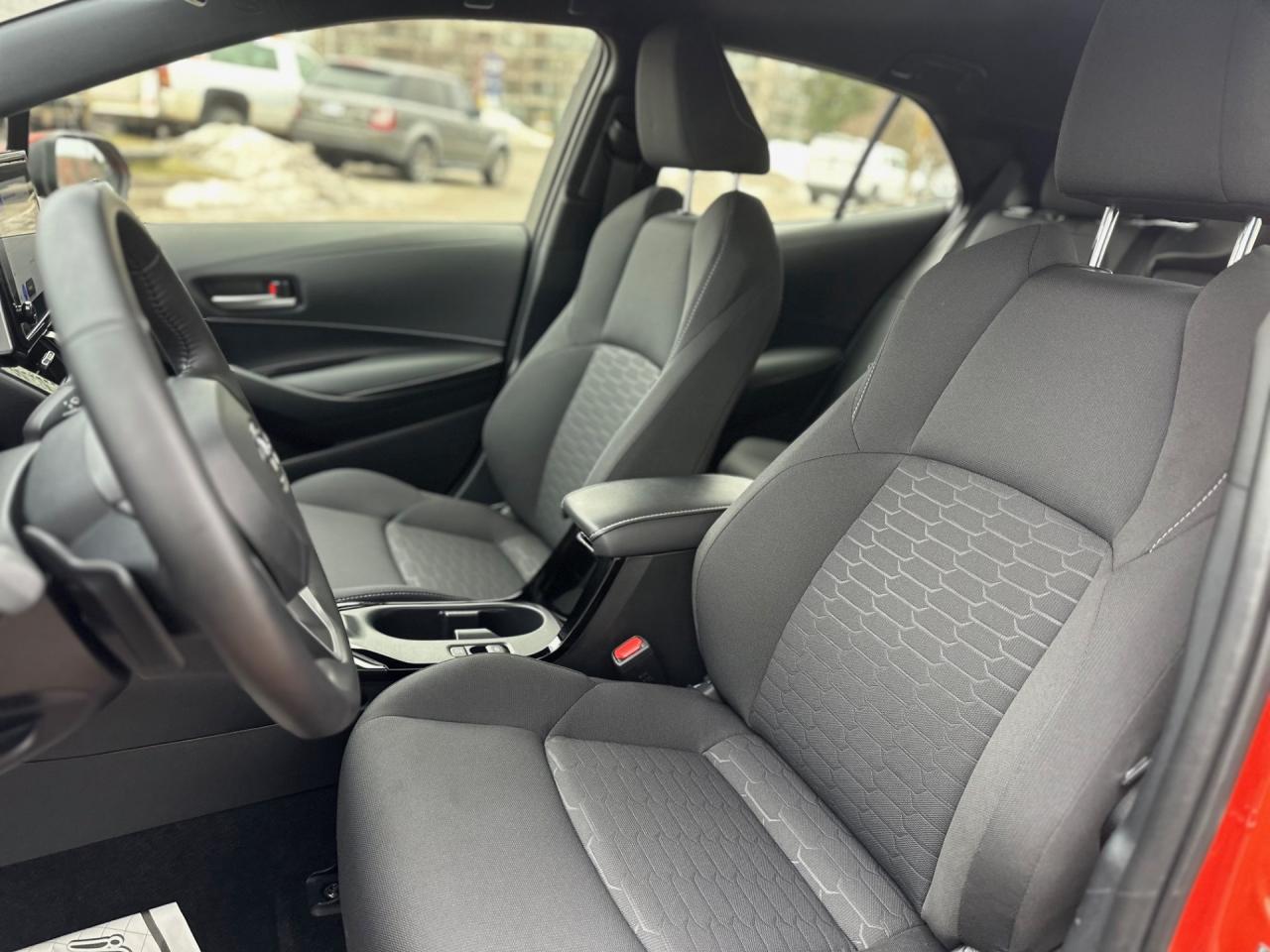 2025 Toyota Corolla Hatchback SE Photo