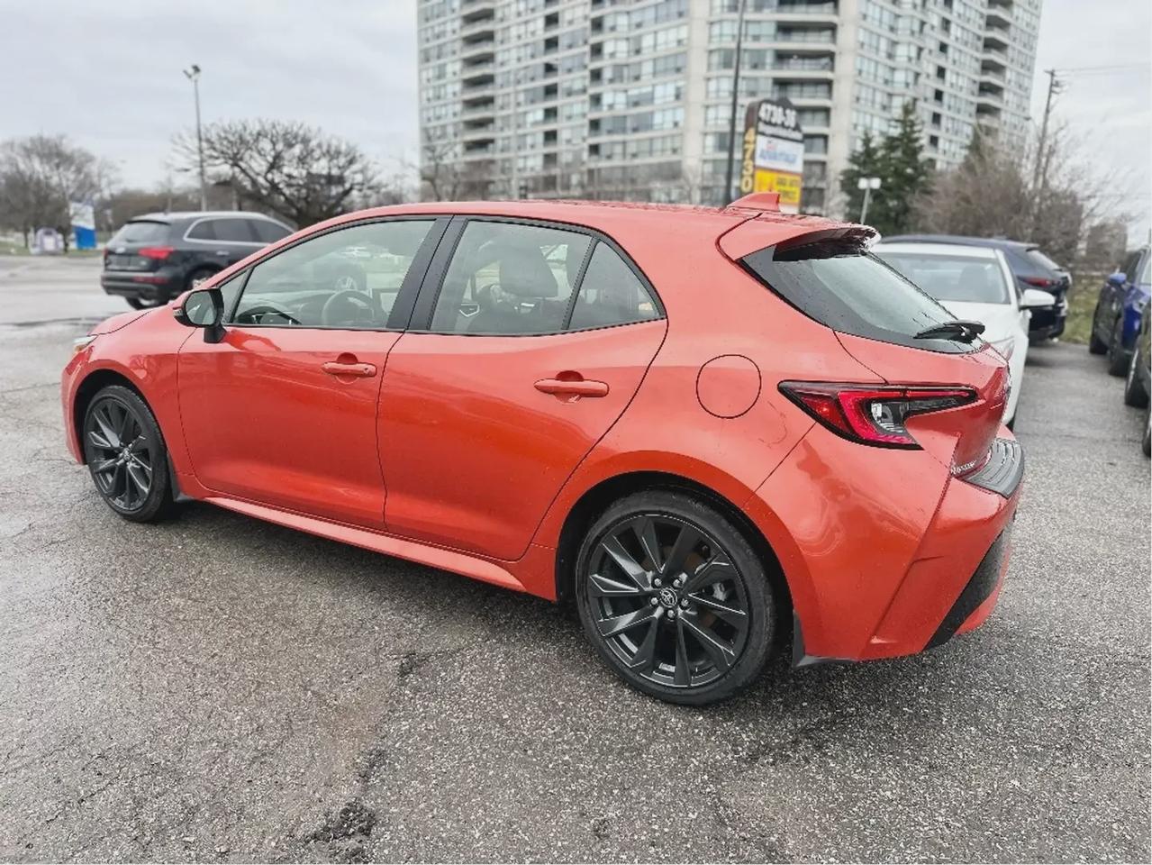 2025 Toyota Corolla Hatchback SE Photo3