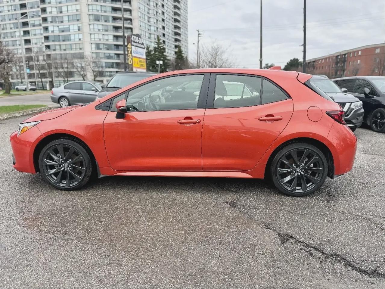2025 Toyota Corolla Hatchback SE Photo