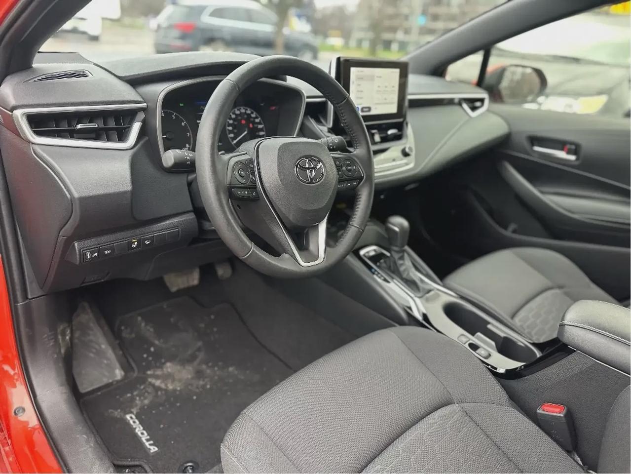 2025 Toyota Corolla Hatchback SE Photo