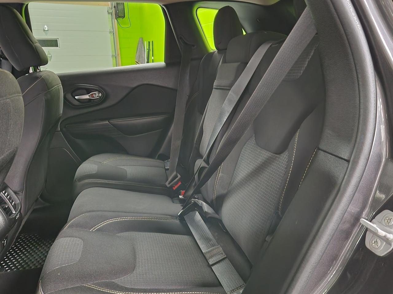 2015 Jeep Cherokee North 4X4 8.4 SCREEN POWER HATCH AUTO START Photo