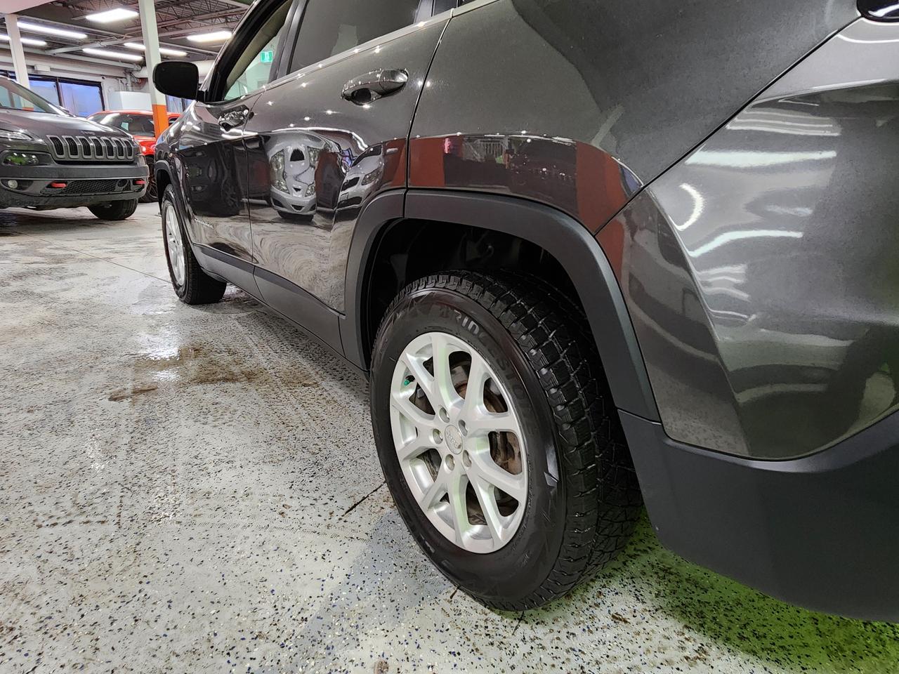 2015 Jeep Cherokee North 4X4 8.4 SCREEN POWER HATCH AUTO START Photo