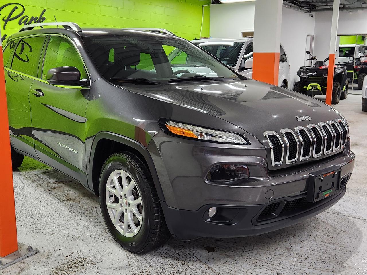 2015 Jeep Cherokee North 4X4 8.4 SCREEN POWER HATCH AUTO START Photo