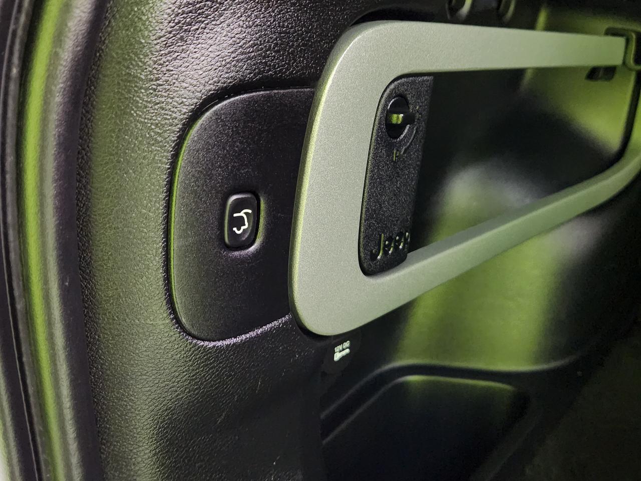 2015 Jeep Cherokee North 4X4 8.4 SCREEN POWER HATCH AUTO START Photo