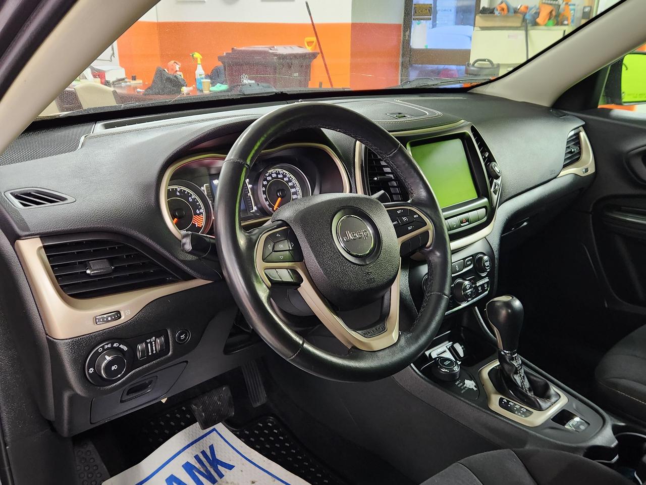 2015 Jeep Cherokee North 4X4 8.4 SCREEN POWER HATCH AUTO START Photo