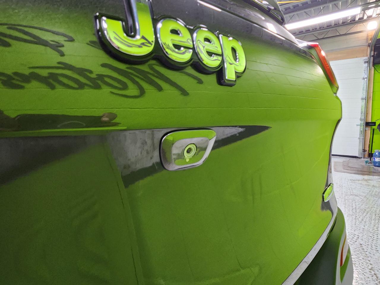 2015 Jeep Cherokee North 4X4 8.4 SCREEN POWER HATCH AUTO START Photo