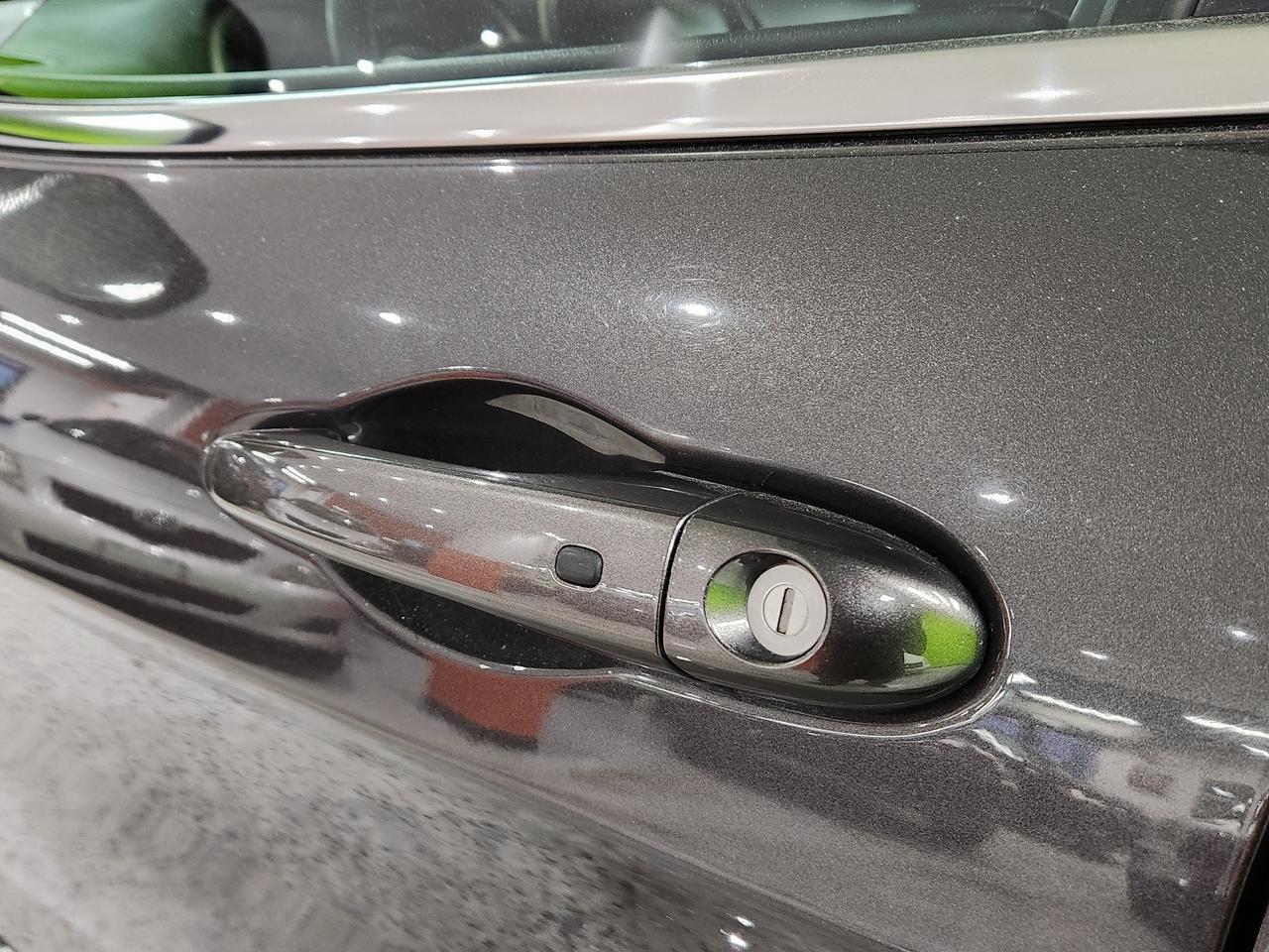 2015 Jeep Cherokee North 4X4 8.4 SCREEN POWER HATCH AUTO START Photo