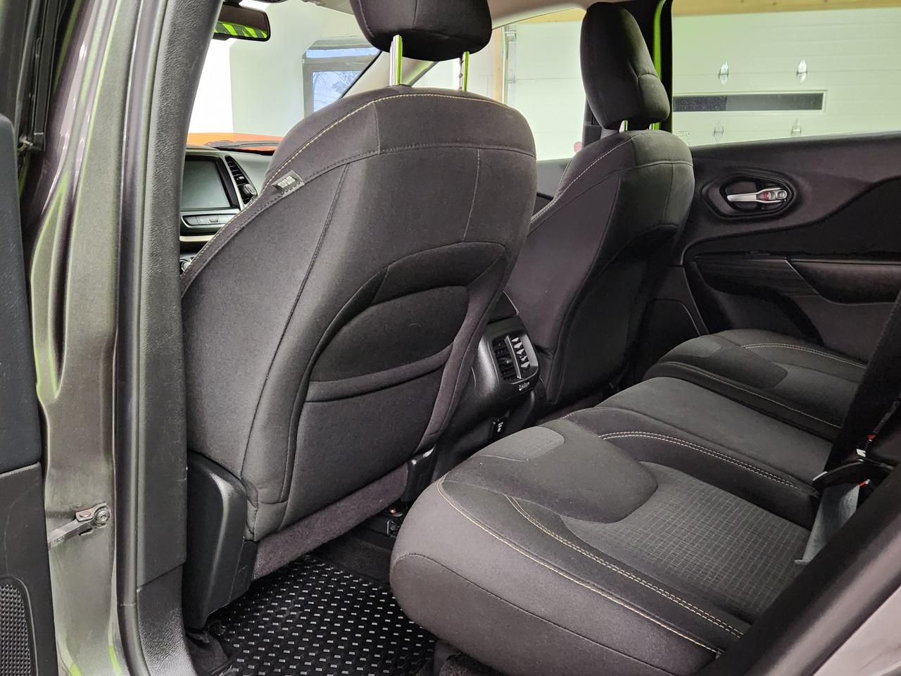 2015 Jeep Cherokee North 4X4 8.4 SCREEN POWER HATCH AUTO START Photo