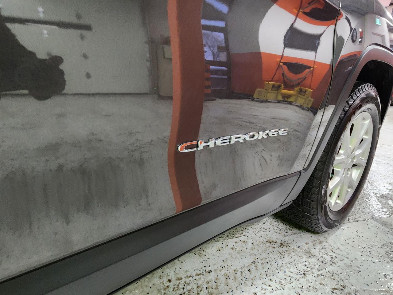 2015 Jeep Cherokee North 4X4 8.4 SCREEN POWER HATCH AUTO START Photo