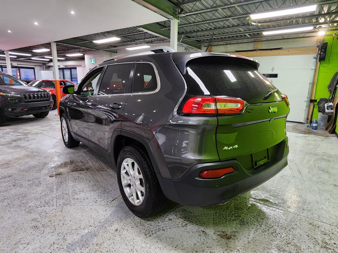 2015 Jeep Cherokee North 4X4 8.4 SCREEN POWER HATCH AUTO START Photo