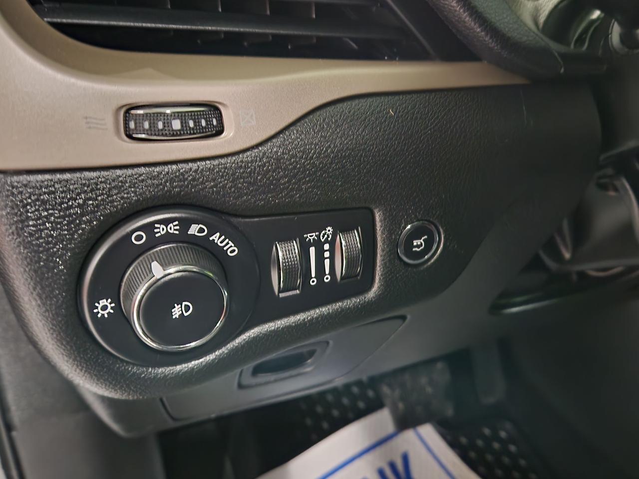 2015 Jeep Cherokee North 4X4 8.4 SCREEN POWER HATCH AUTO START Photo