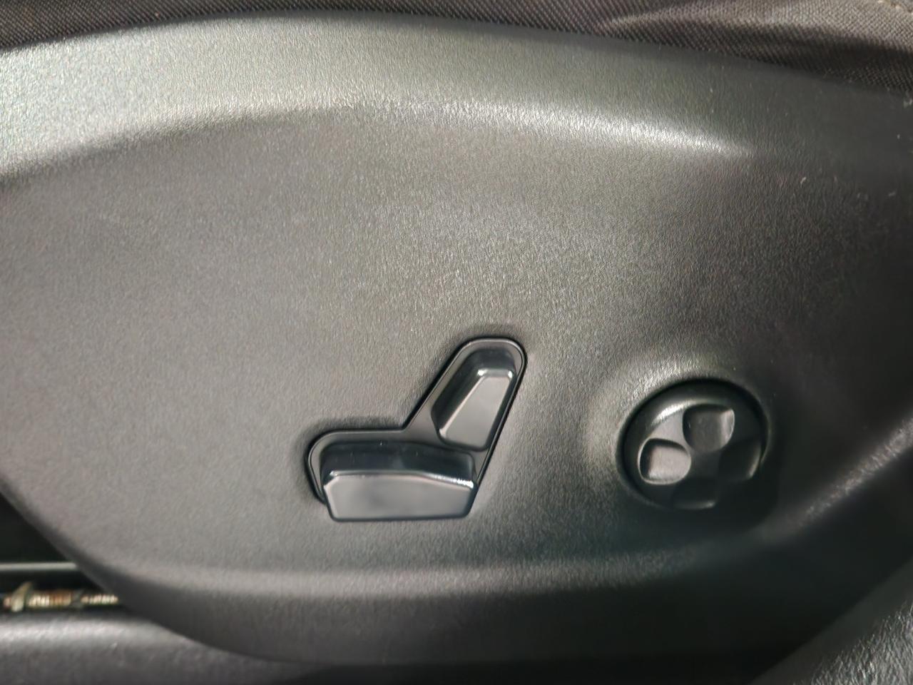 2015 Jeep Cherokee North 4X4 8.4 SCREEN POWER HATCH AUTO START Photo