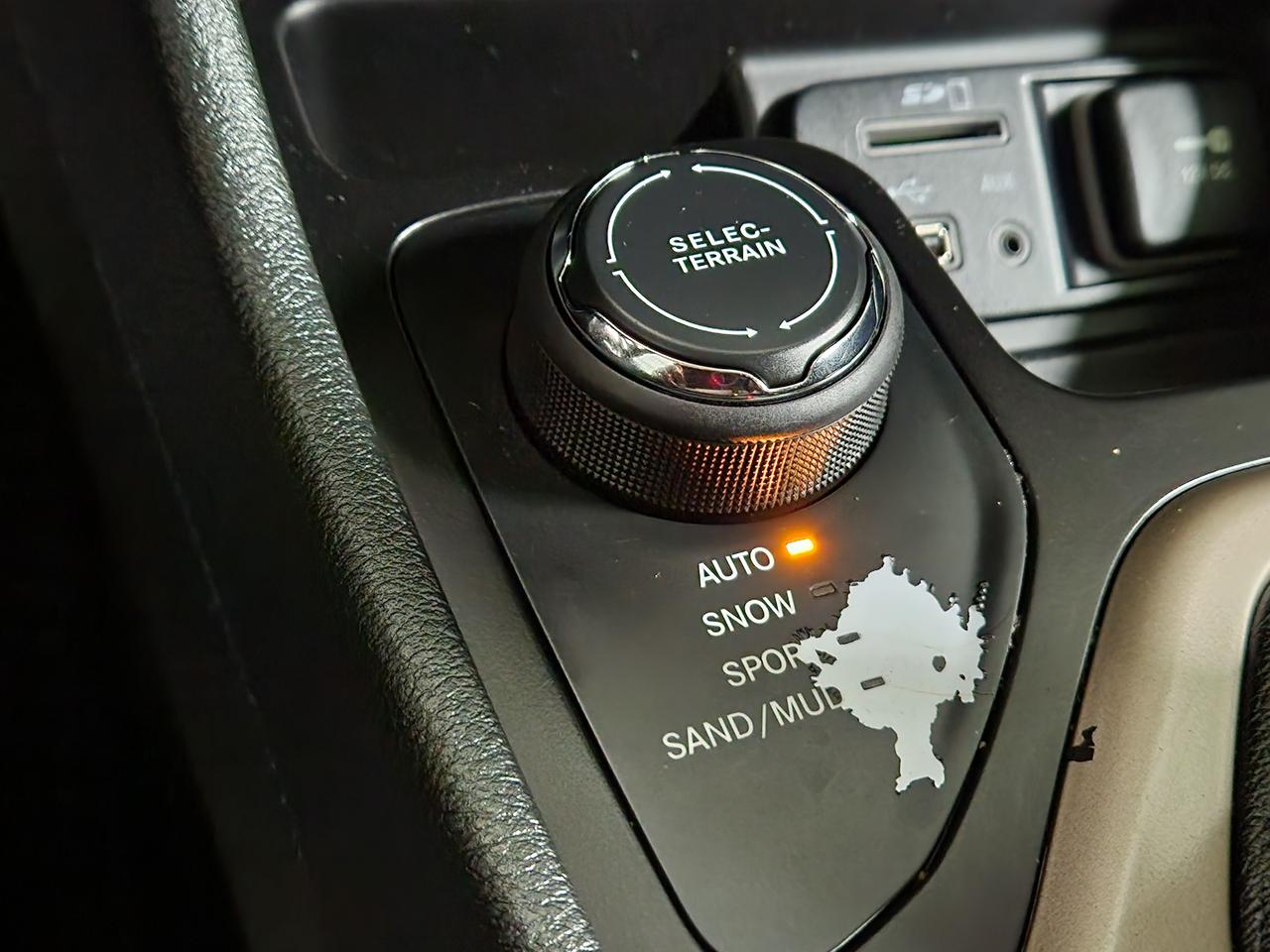 2015 Jeep Cherokee North 4X4 8.4 SCREEN POWER HATCH AUTO START Photo