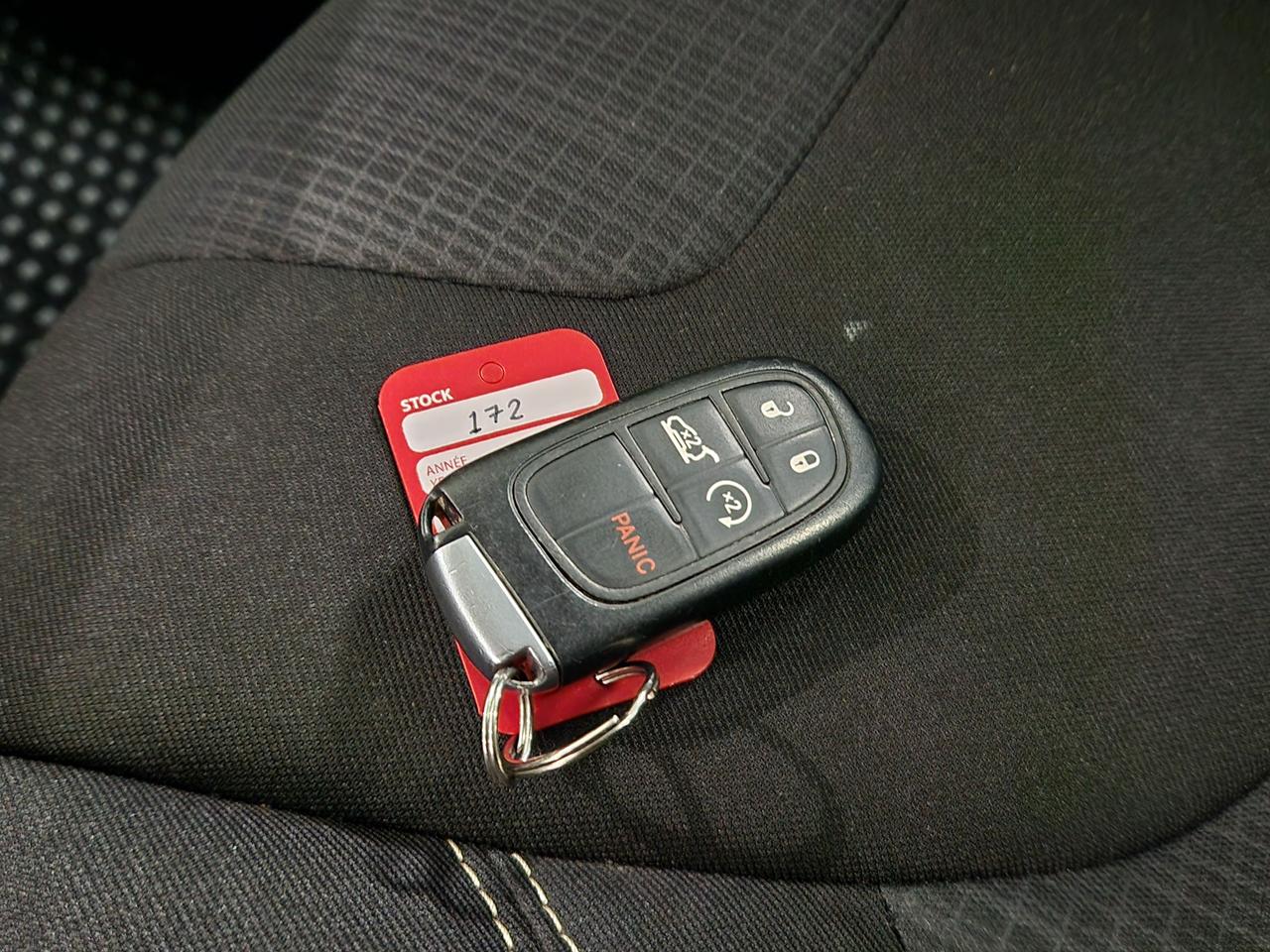 2015 Jeep Cherokee North 4X4 8.4 SCREEN POWER HATCH AUTO START Photo