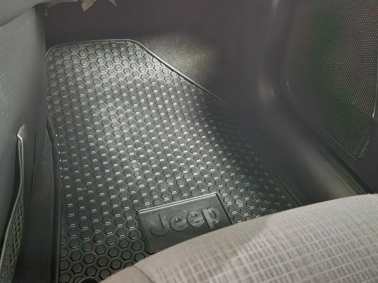 2015 Jeep Cherokee North 4X4 8.4 SCREEN POWER HATCH AUTO START Photo