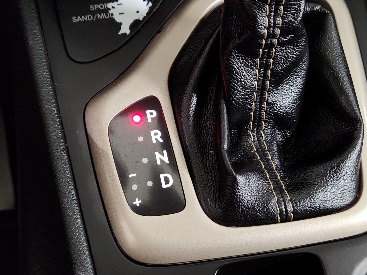 2015 Jeep Cherokee North 4X4 8.4 SCREEN POWER HATCH AUTO START Photo