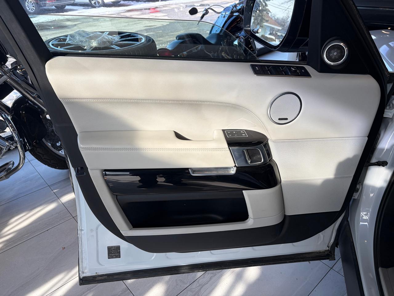 2016 Land Rover Range Rover SC Photo