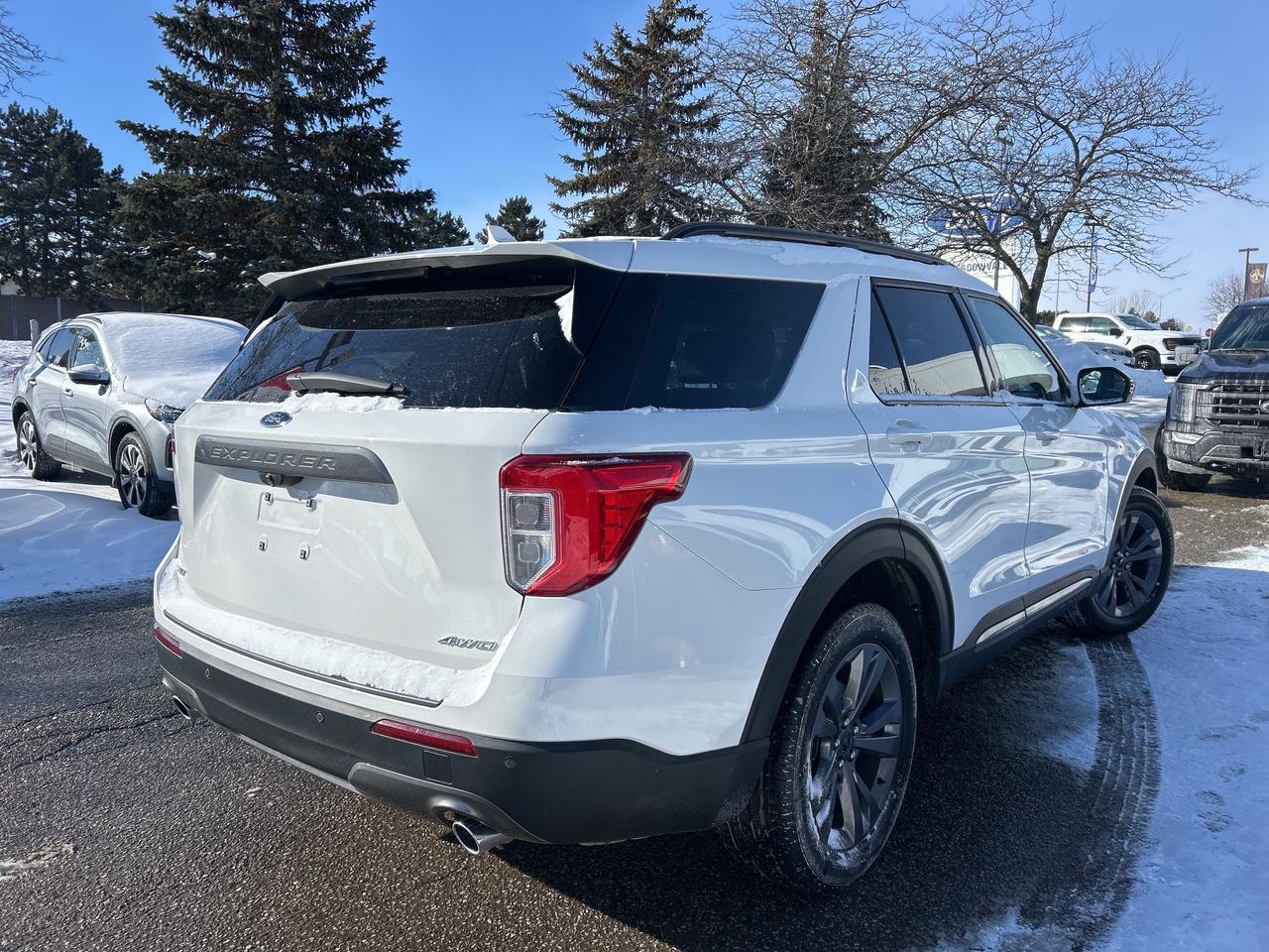 2023 Ford Explorer XLT Photo3