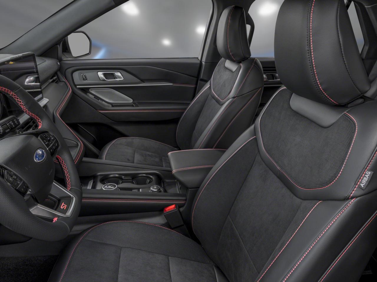 2026 Ford Explorer ST Photo4