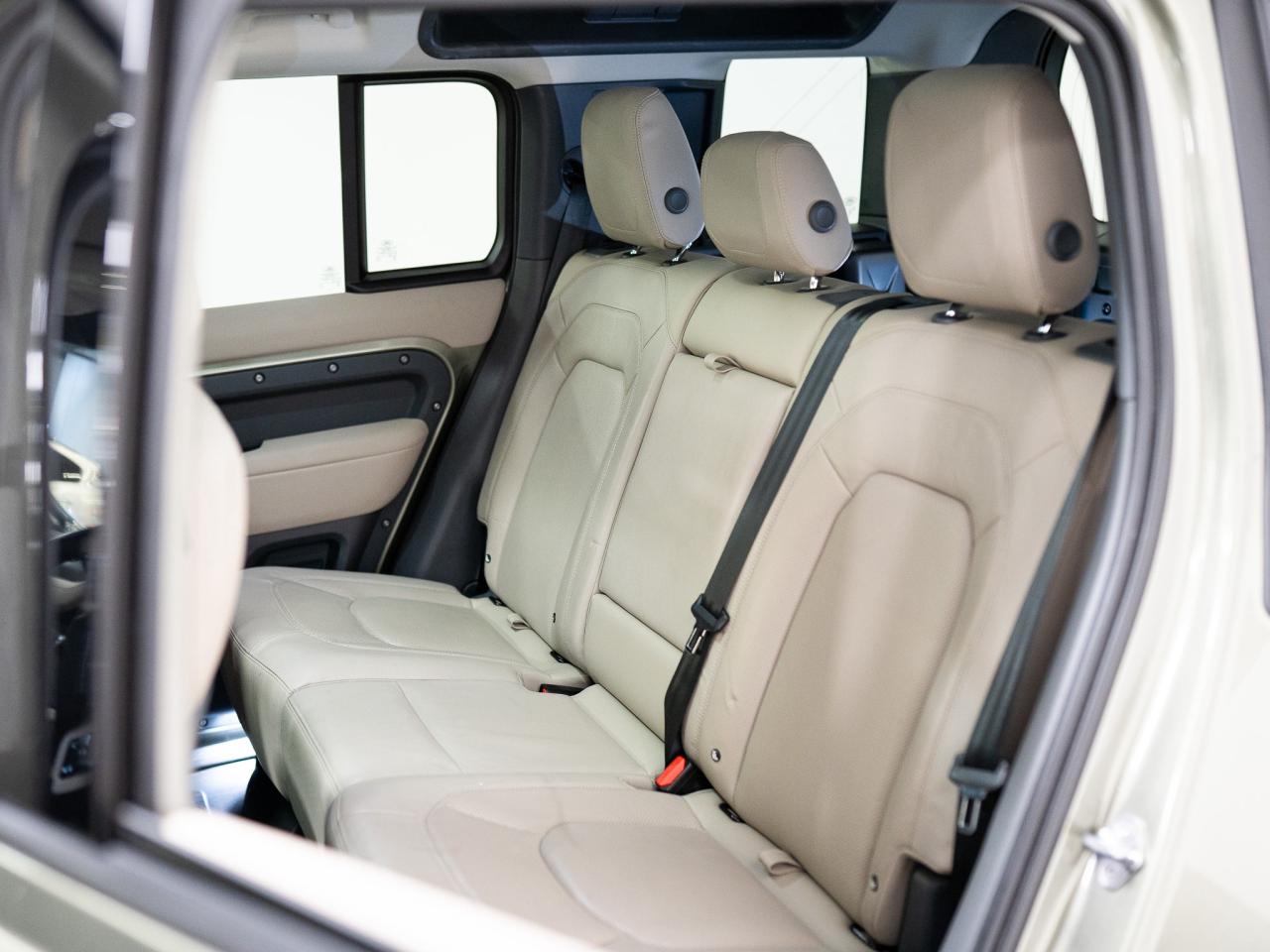 2023 Land Rover Defender 110 S | P300 | MERIDIAN | PANO Photo