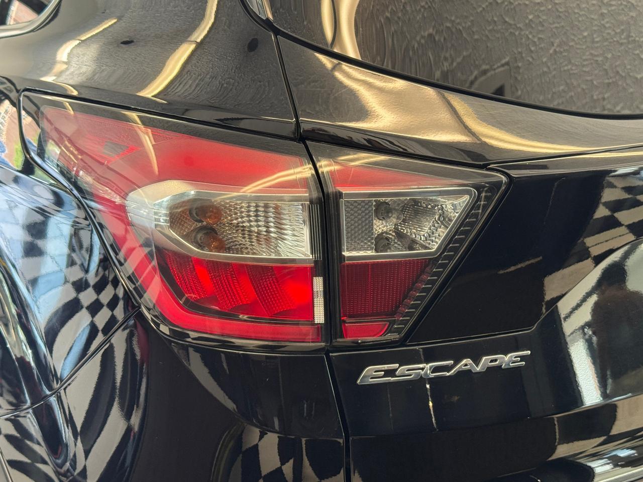 2017 Ford Escape SE+ApplePlay+Camera+Heated Seats+Rear Park Sensors Photo