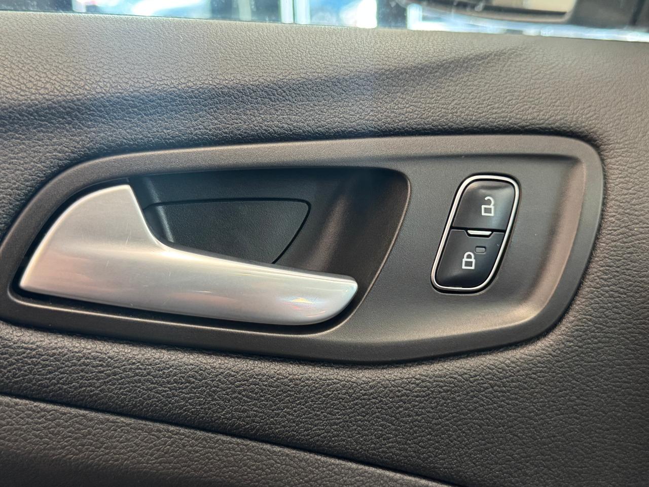 2017 Ford Escape SE+ApplePlay+Camera+Heated Seats+Rear Park Sensors Photo99