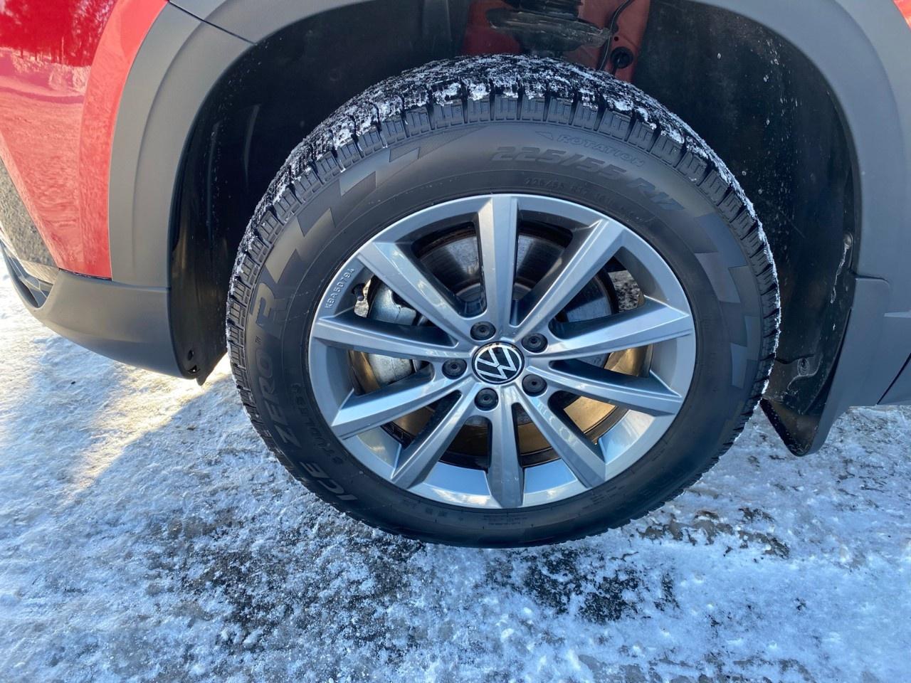 2024 Volkswagen Taos Highline 4MOTION Photo