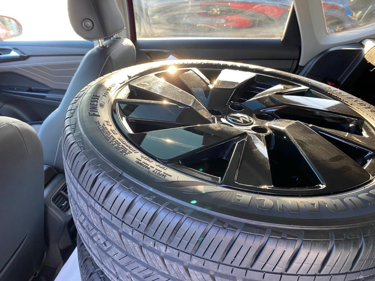 2024 Volkswagen Taos Highline 4MOTION Photo