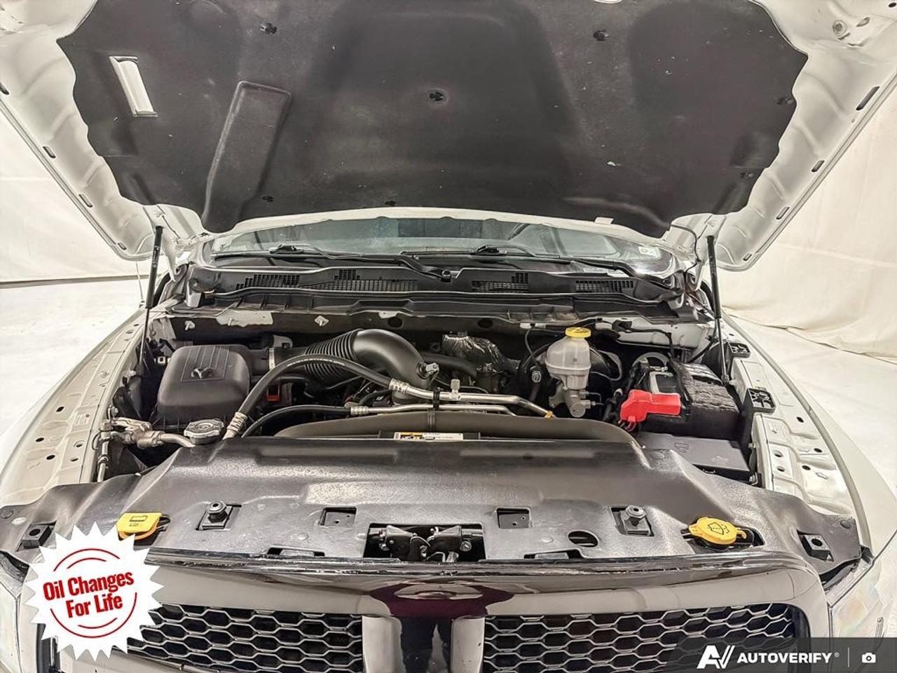 2022 RAM 1500 Classic EXPRESS 4X4 CREW CAB 5'7" BOX Photo