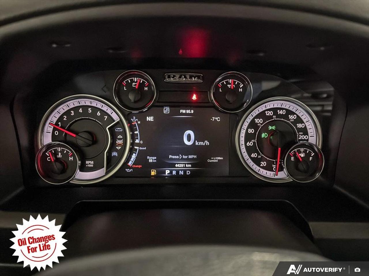 2022 RAM 1500 Classic EXPRESS 4X4 CREW CAB 5'7" BOX Photo