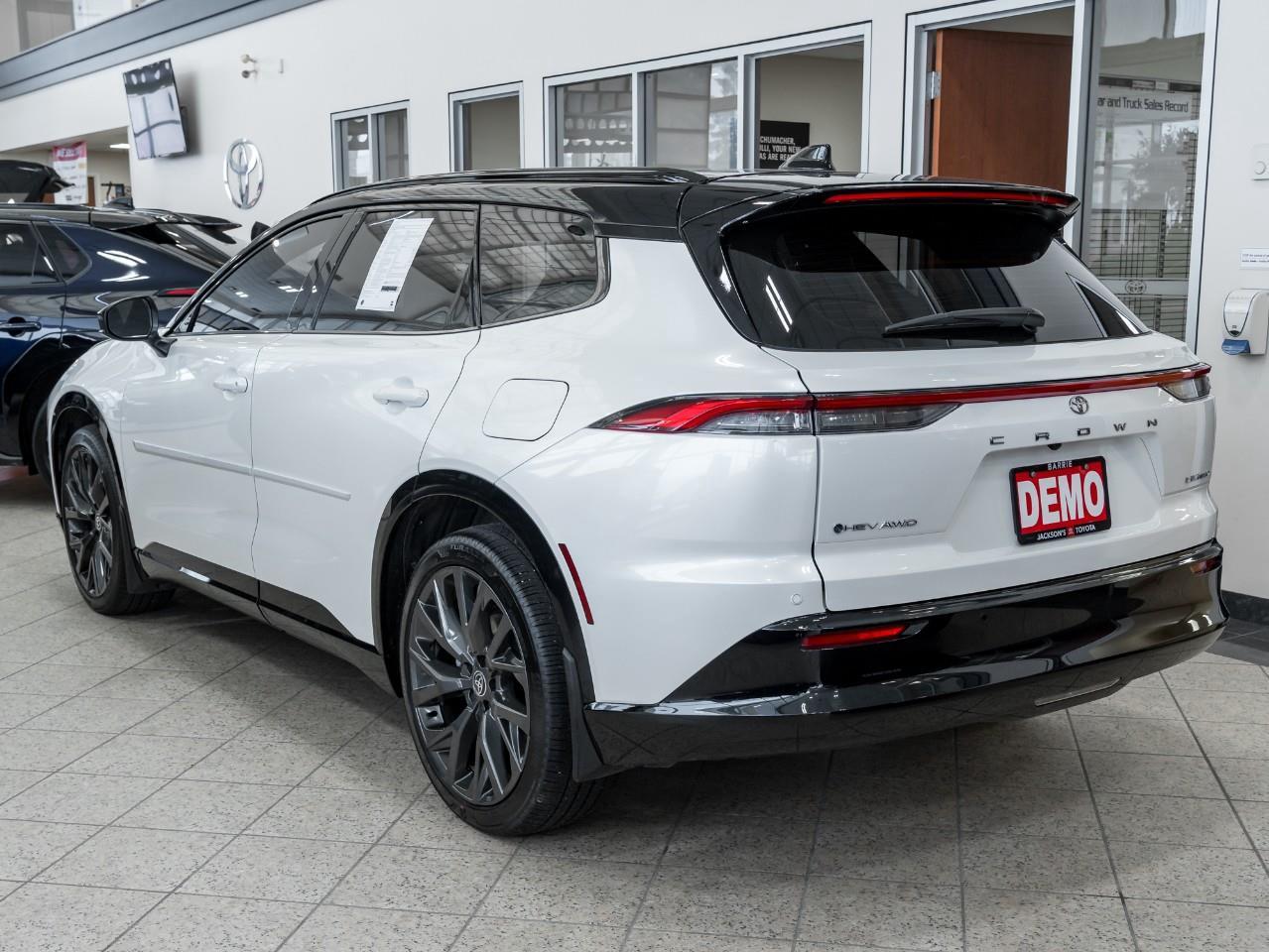 2025 Toyota Crown Signia Limited 4dr All-Wheel Drive Photo4