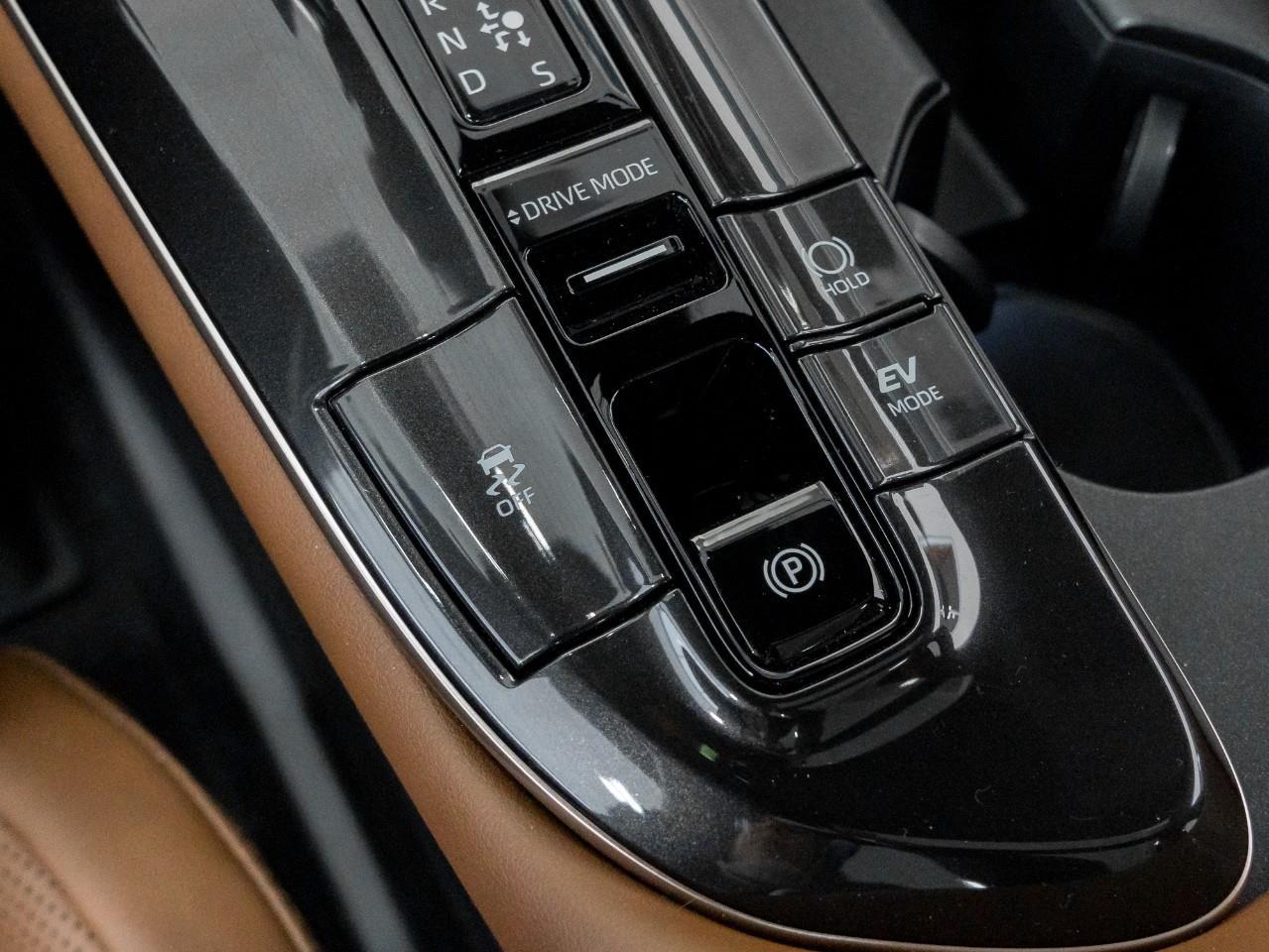 2025 Toyota Crown Signia Limited 4dr All-Wheel Drive Photo