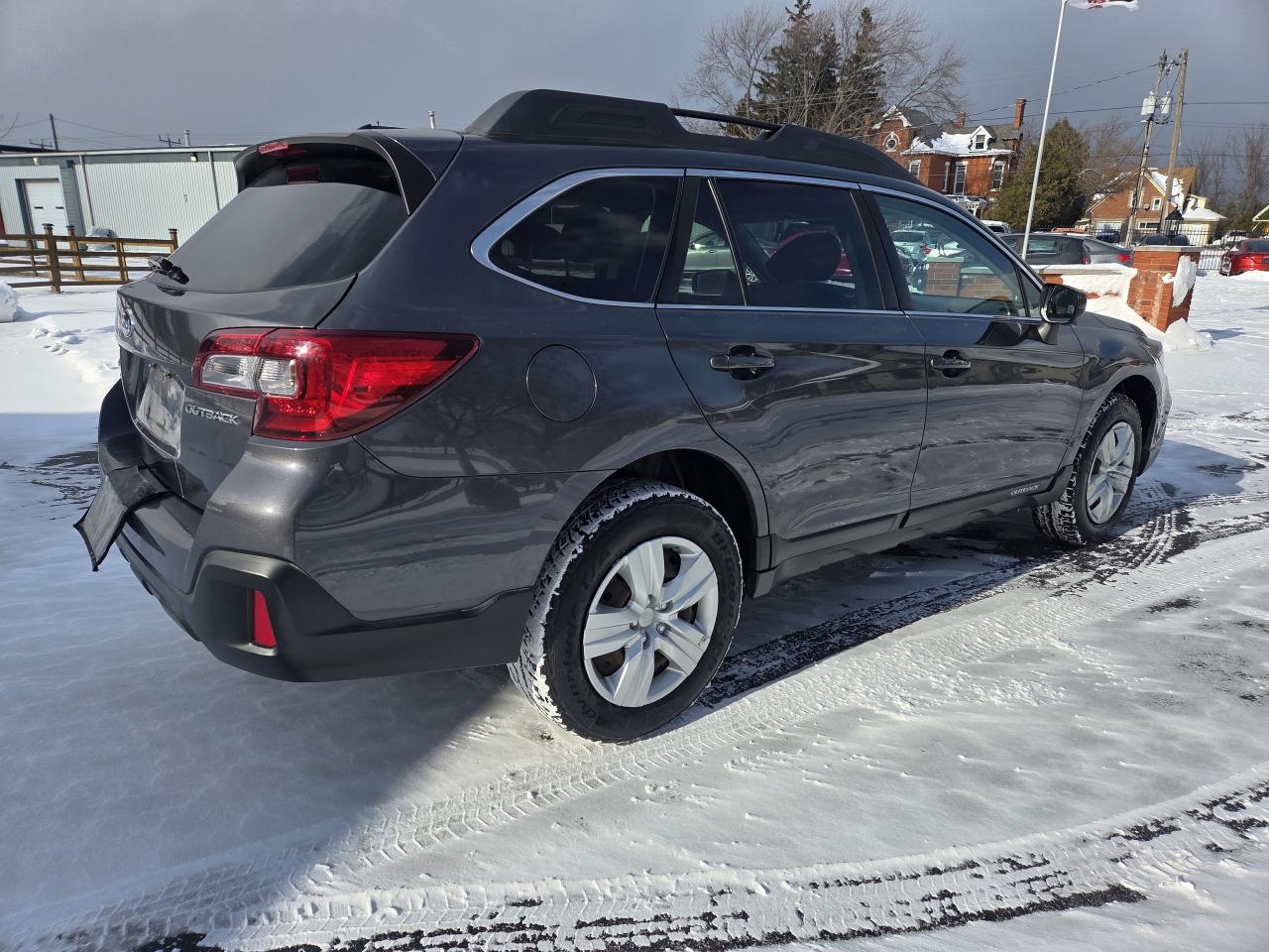 2018 Subaru Outback 2.5i, No Accidents, Dealer Serviced, Drives Great! Photo3