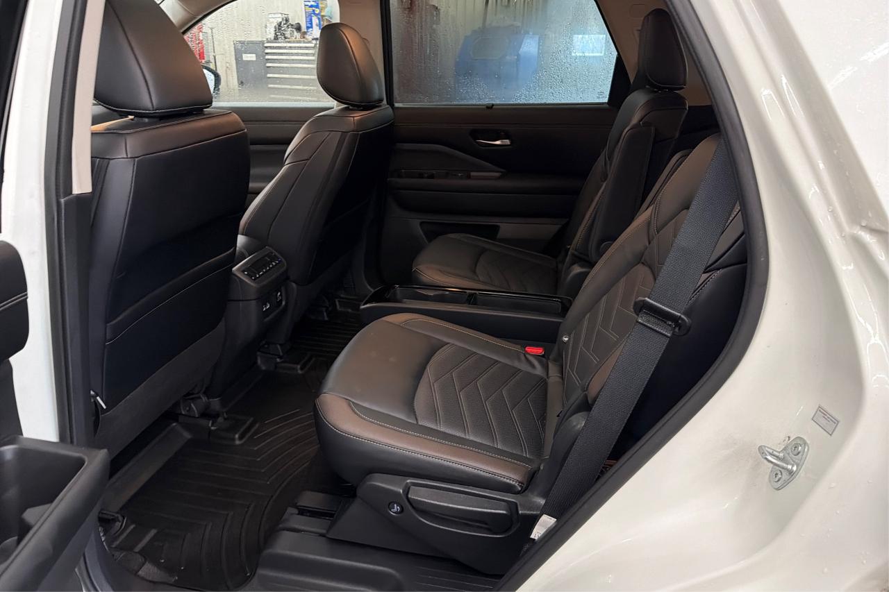 2024 Nissan Pathfinder Platinum Photo