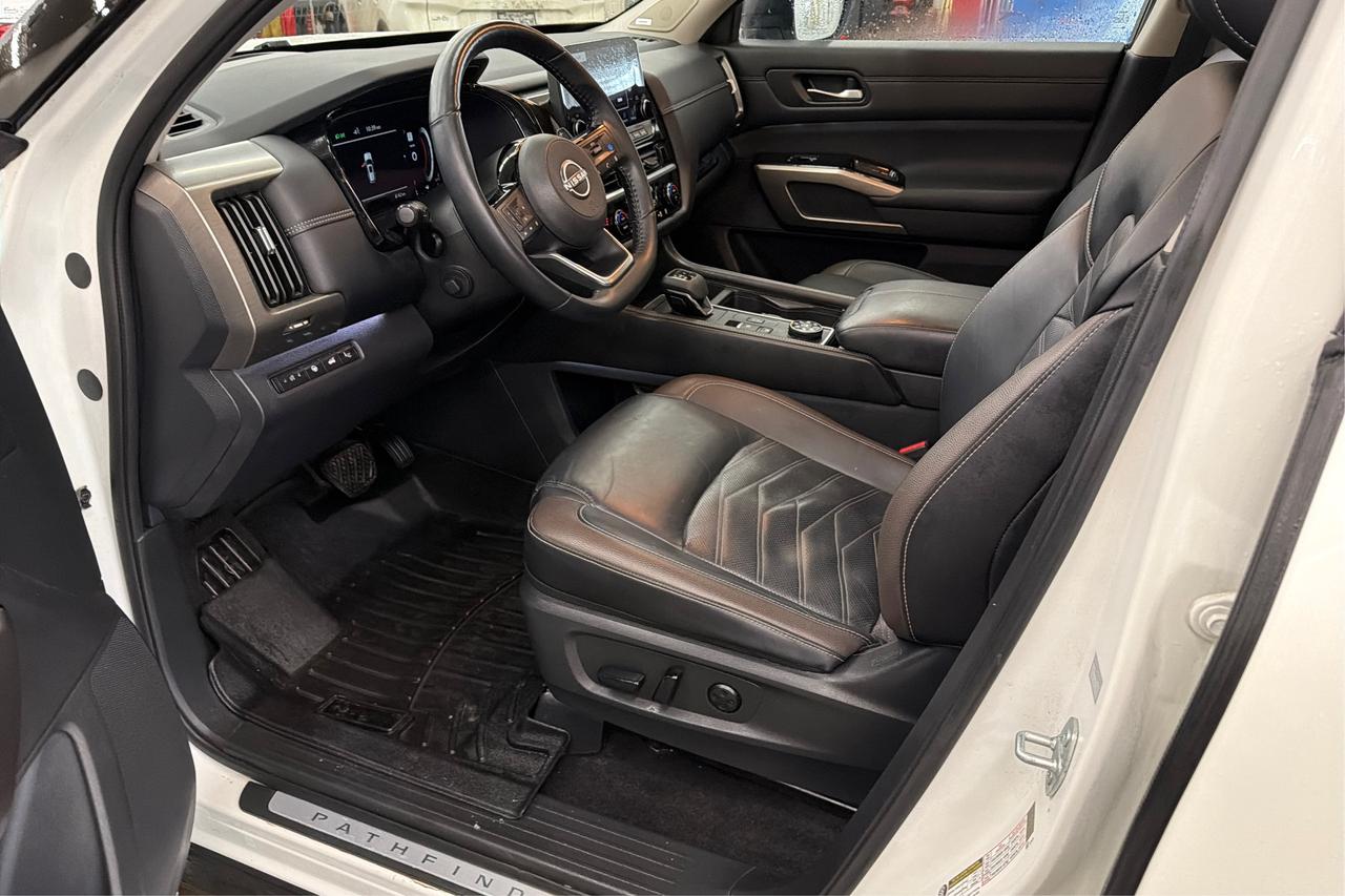 2024 Nissan Pathfinder Platinum Photo
